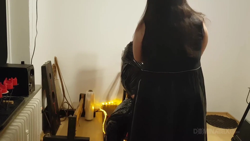 Saran-Folien-Sklave CBT – Entblößter Schwanz geklemmt & gepeitscht von Domina: Ansehen auf EroticOnly.DE